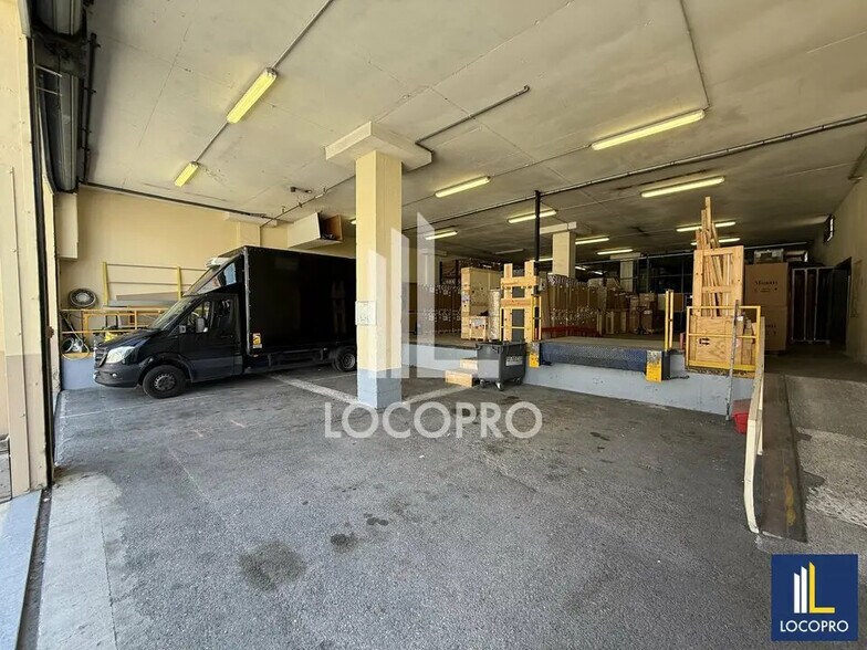 Local d’activités dans Saint-Laurent-du-Var à louer - Photo de l’immeuble – Image 2 sur 3