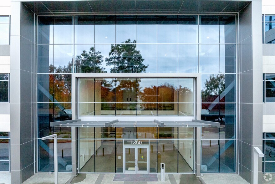 1350 Adams Ct, Menlo Park, CA à louer - Photo de l’immeuble – Image 2 sur 10