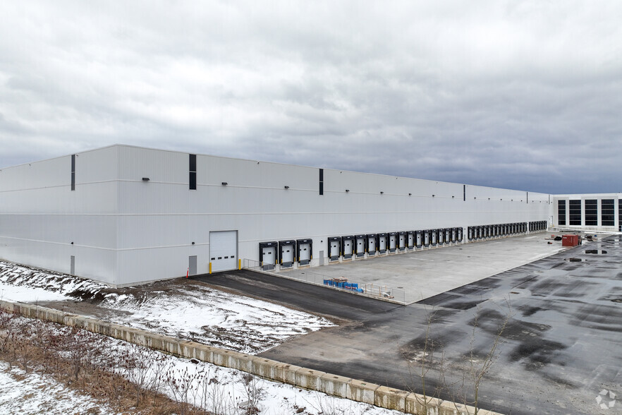 90 Mapleview Dr W, Barrie, ON à louer - Photo de l’immeuble – Image 2 sur 2