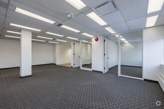 1121 Centre St NW, Calgary, AB à louer Photo intérieure– Image 1 sur 3