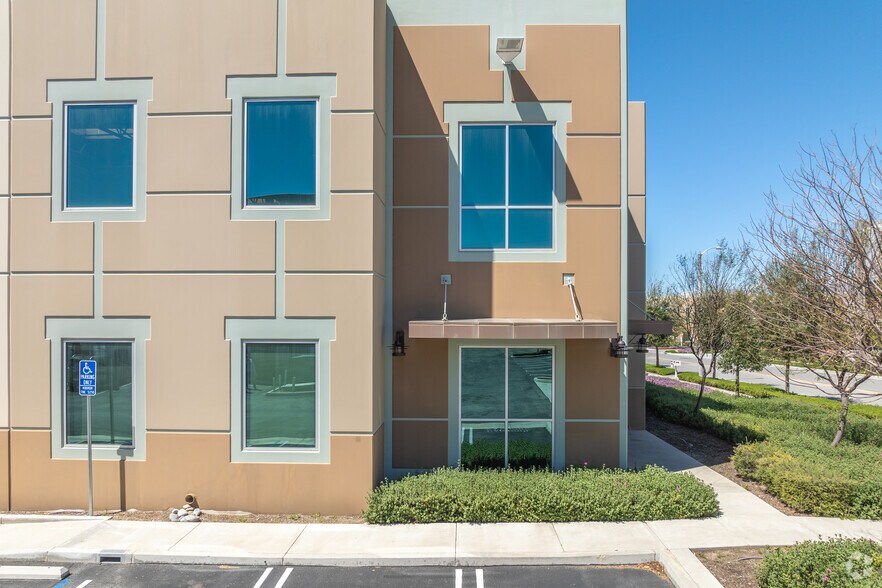 1645 W Park Ave, Redlands, CA à louer - Photo de l’immeuble – Image 2 sur 8