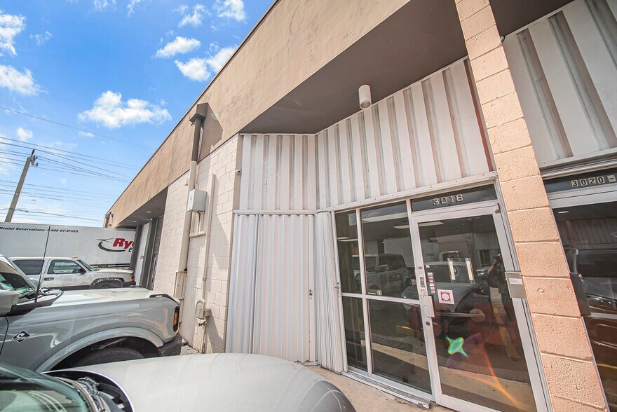3018 NW 79th Ave, Doral, FL à louer - Photo de l’immeuble – Image 3 sur 45