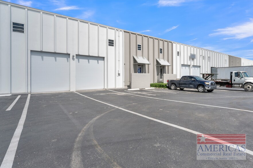 9001-9021 NW 105th Way, Miami, FL à louer - Photo de l’immeuble – Image 3 sur 4