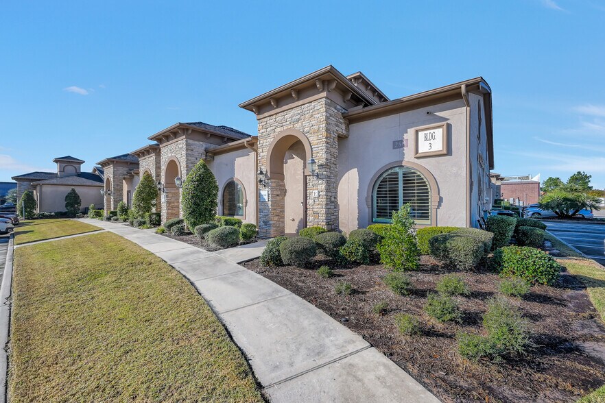 250 Ed English Dr, Shenandoah, TX à vendre - Photo de l’immeuble – Image 2 sur 28