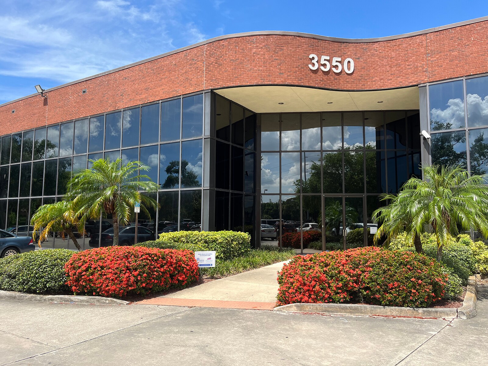 3550 W Waters Ave, Tampa, FL à louer Photo de l’immeuble– Image 1 sur 7