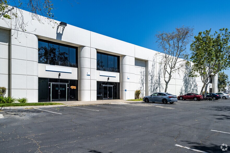 1555 S DuPont Ave, Ontario, CA à louer - Photo de l’immeuble – Image 3 sur 6
