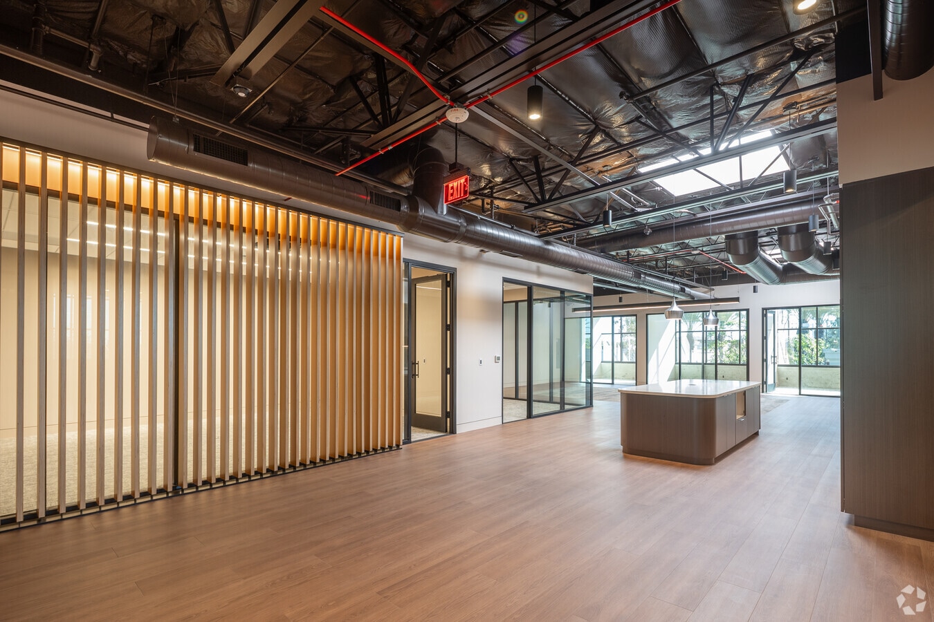 200 E Baker St, Costa Mesa, CA 92626 - Lot 205 -  - Photo intérieure - Image 1 of 4