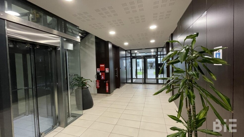 Bureau dans Le Haillan à louer - Hall d’entrée – Image 3 sur 8