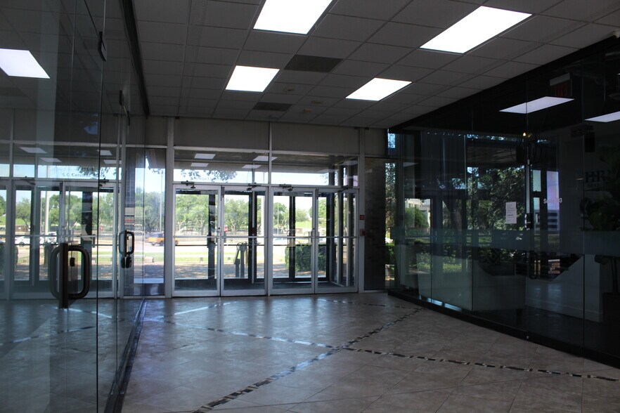 811 S Central Expy, Richardson, TX à louer - Photo de l’immeuble – Image 2 sur 4