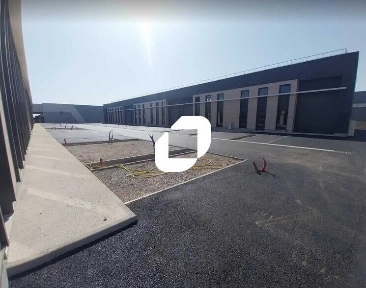 Local d’activités dans Gallargues-le-Montueux à louer - Photo de l’immeuble – Image 2 sur 13