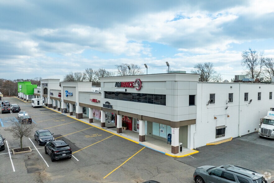 6090-6136 Jericho Tpke, Commack, NY à louer - Photo de l’immeuble – Image 2 sur 8