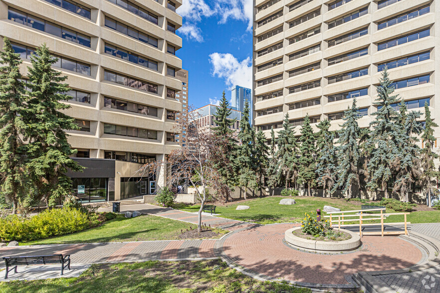 10123 99th St NW, Edmonton, AB à louer - Photo de l’immeuble – Image 3 sur 6