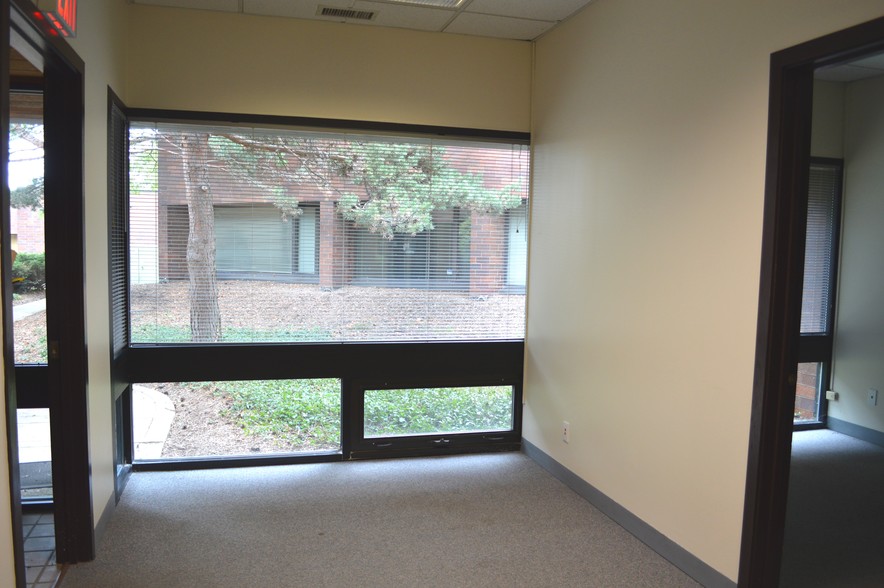 915 N Plum Grove Rd, Schaumburg, IL à louer - Photo intérieure – Image 2 sur 17
