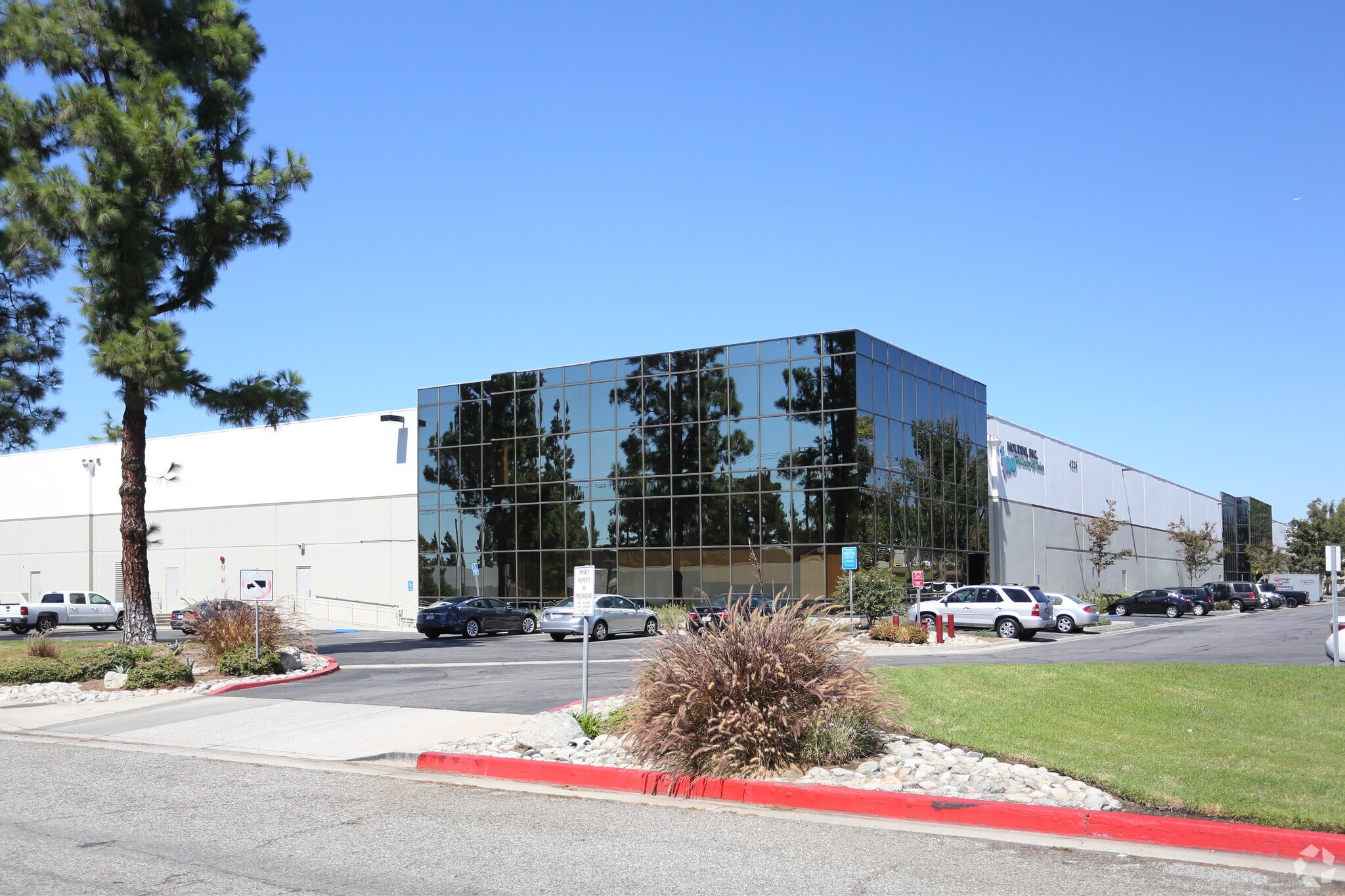 4225-4275 N Palm St, Fullerton, CA à louer Photo de l’immeuble– Image 1 sur 11