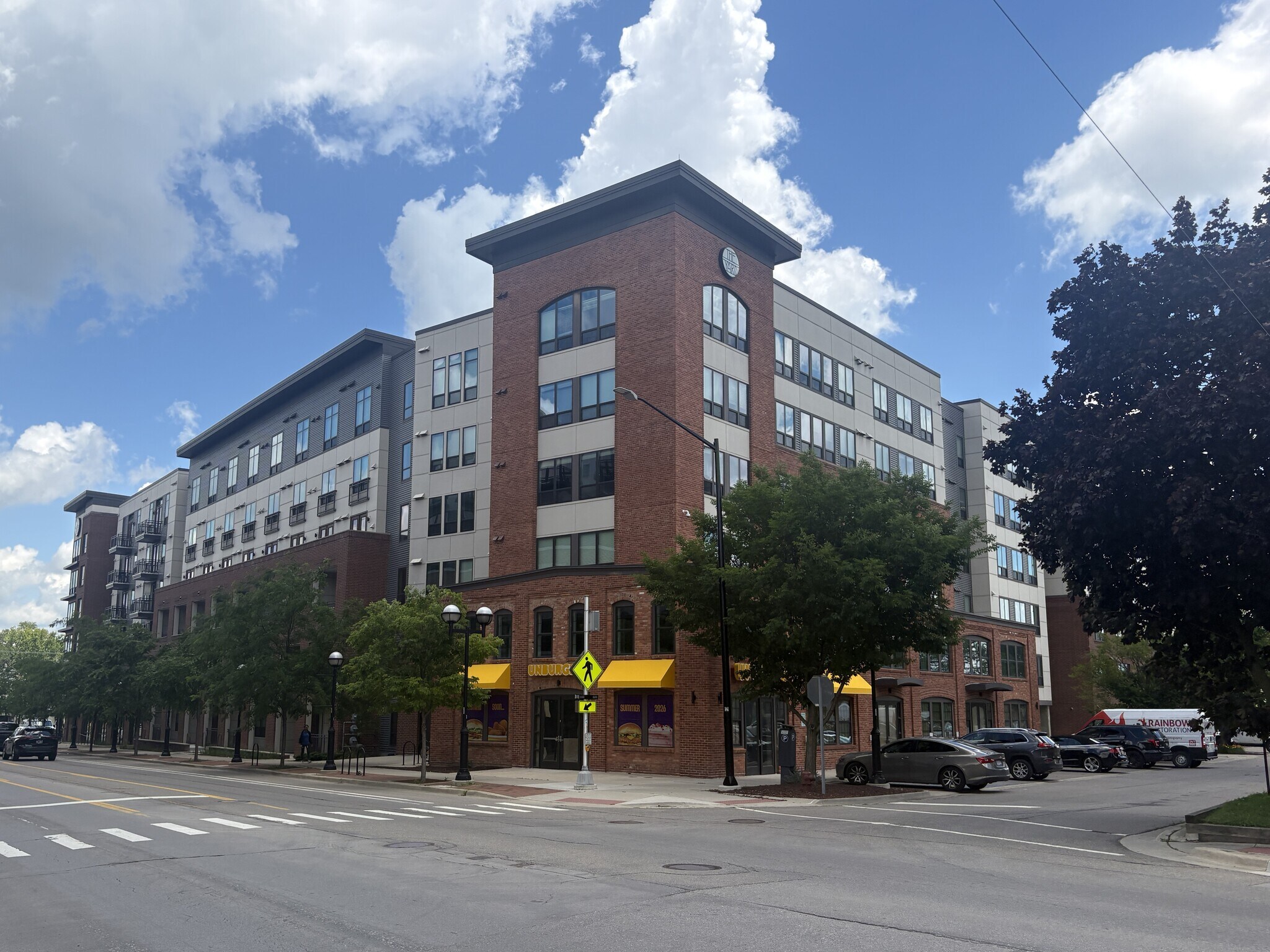 615 S Main St, Ann Arbor, MI à louer Photo de l’immeuble– Image 1 sur 7