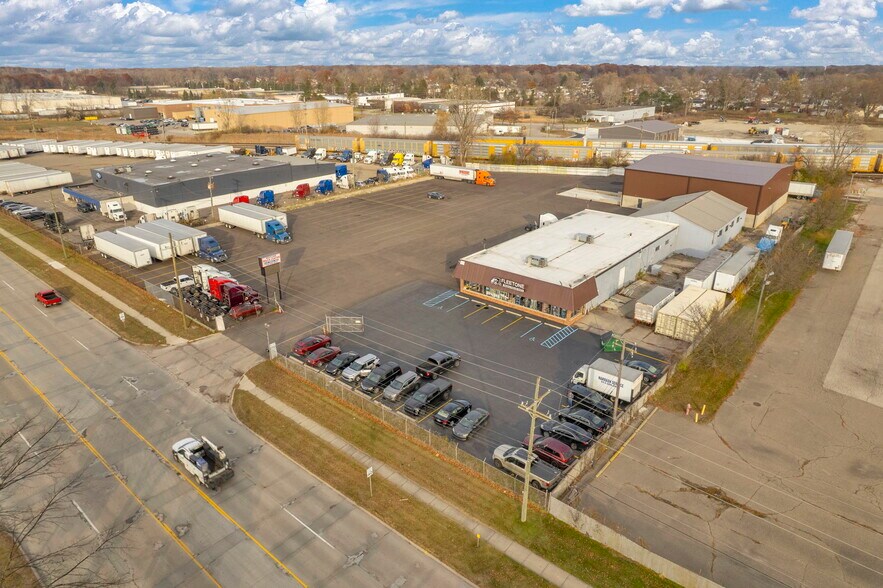 1475 S Newburgh Rd, Westland, MI à vendre - Photo principale – Image 1 sur 62