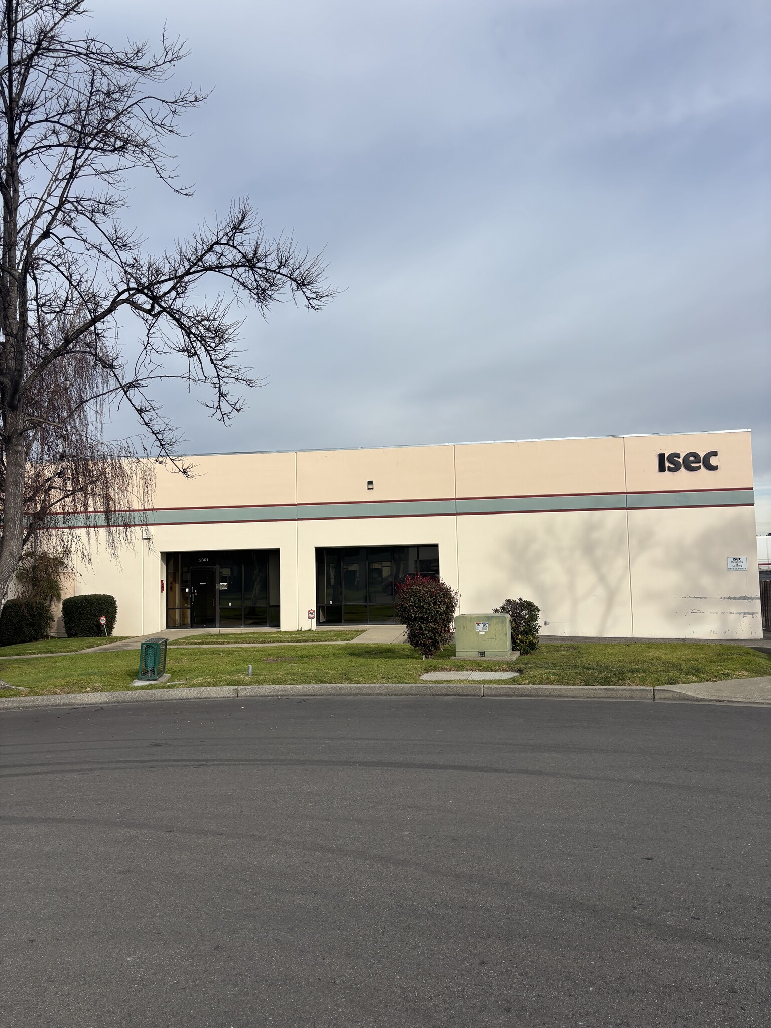 2301-2303 Tripaldi Way, Hayward, CA à louer Photo de l’immeuble– Image 1 sur 17