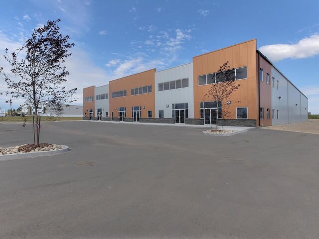 368 Saskatchewan Ave, Spruce Grove, AB à louer - Photo de l’immeuble – Image 3 sur 15