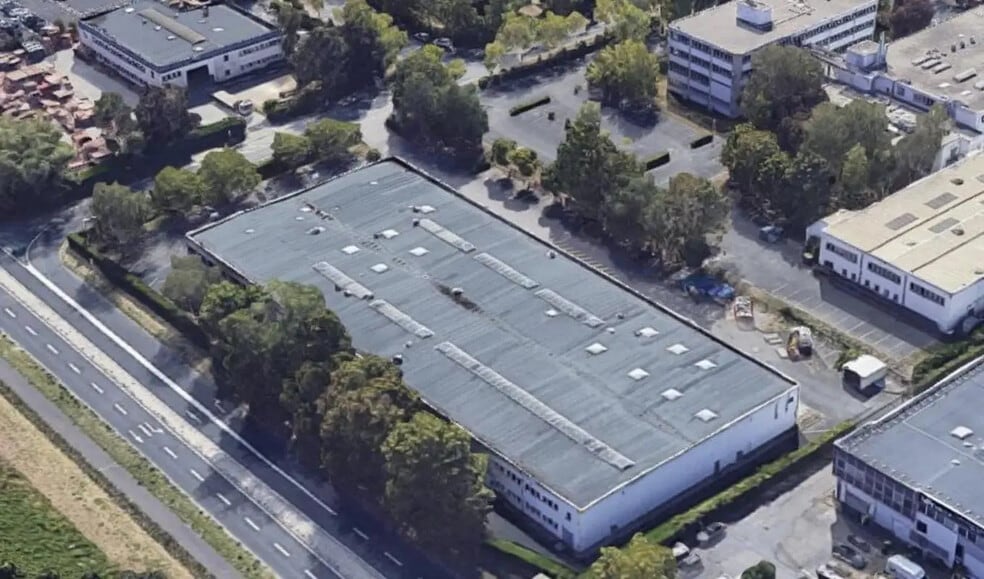 Local d’activités dans Buc à louer - Photo de l’immeuble – Image 3 sur 6