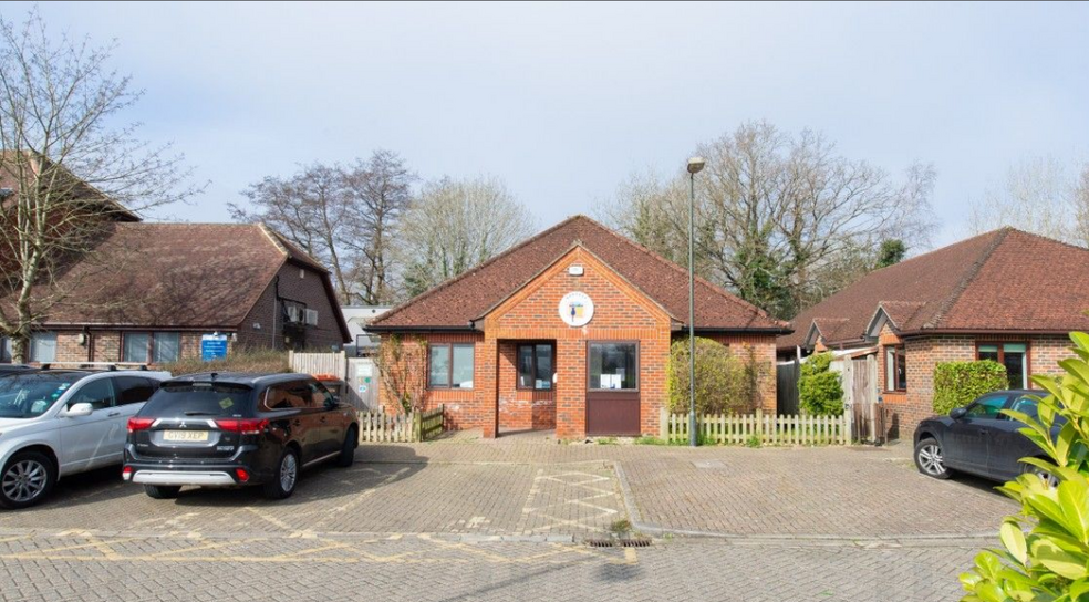 5 Maidenbower Sq, Crawley à vendre - Photo de l’immeuble – Image 2 sur 2