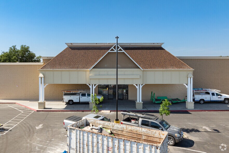 2270 E El Monte Way, Dinuba, CA à louer - Photo de l’immeuble – Image 2 sur 21