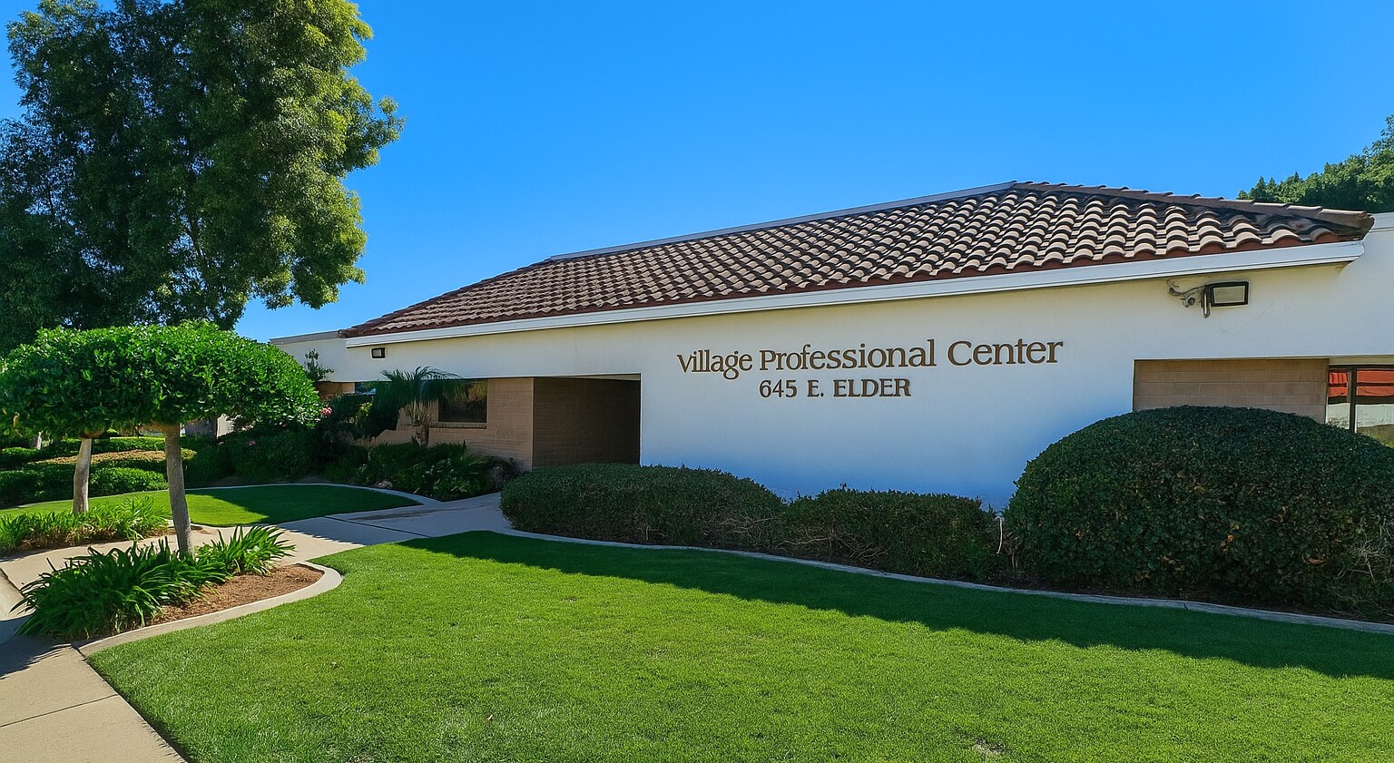 645 E Elder St, Fallbrook, CA à vendre Photo de l’immeuble– Image 1 sur 28