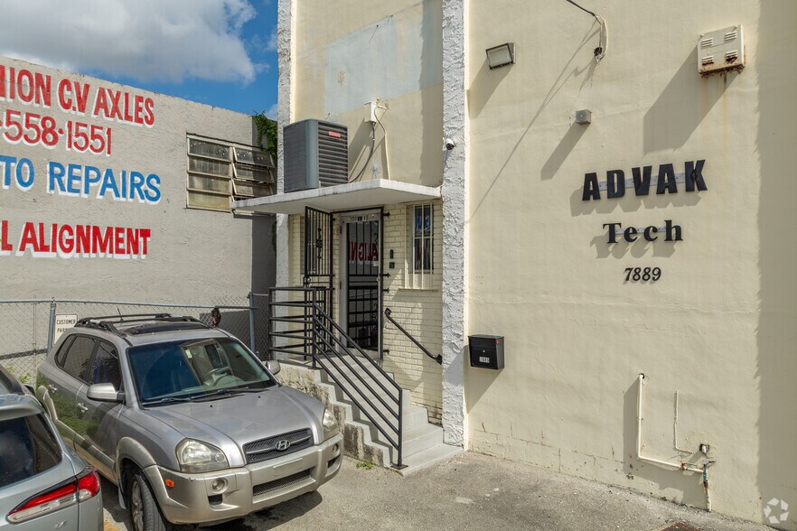 9869 NW 79th Ave, Medley, FL à louer - Photo de l’immeuble – Image 3 sur 5