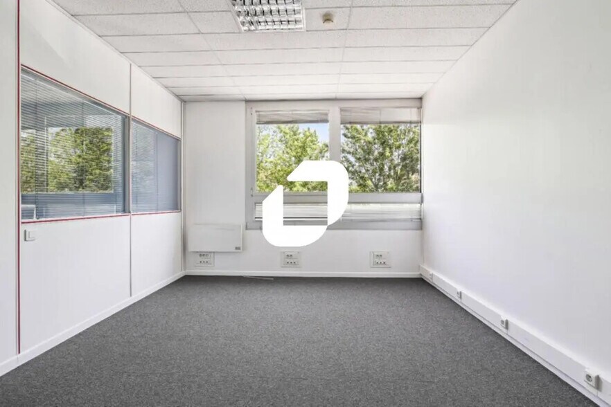 Bureau dans Émerainville à vendre - Photo de l’immeuble – Image 2 sur 12