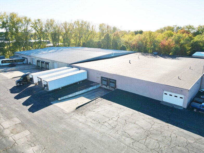 2135 Industrial Pky, Elkhart, IN à louer - Photo principale – Image 1 sur 15