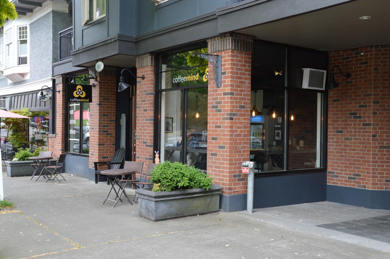 1909 10th Ave W, Seattle, WA 98119 - Lot 2 -  - Photo intérieure - Image 1 of 10