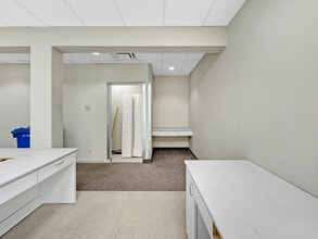 902 9th Ave SW, Calgary, AB à louer Photo intérieure– Image 2 sur 4