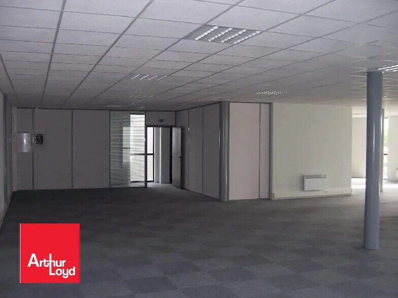 Bureau dans Nogent-le-Phaye à louer - Photo de l’immeuble – Image 3 sur 3