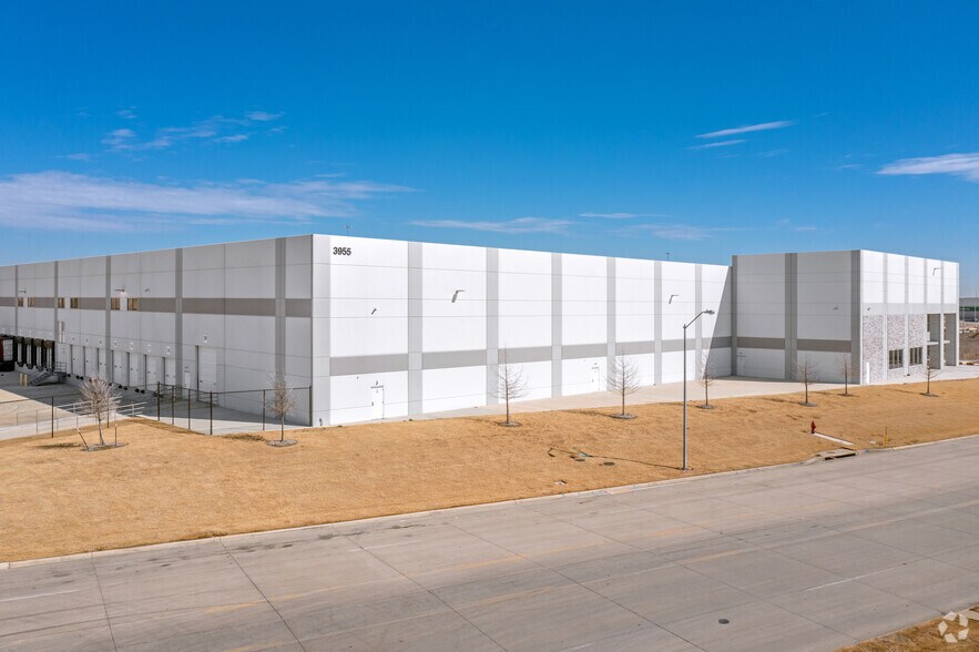 3955 Interstate 30, Grand Prairie, TX à louer - Photo de l’immeuble – Image 2 sur 7