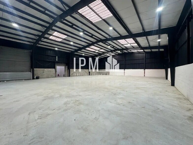 Local d’activités dans Aubagne à louer - Photo de l’immeuble – Image 2 sur 8