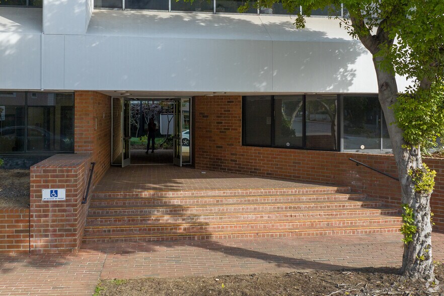 221 E Walnut St, Pasadena, CA à louer - Photo de l’immeuble – Image 2 sur 5