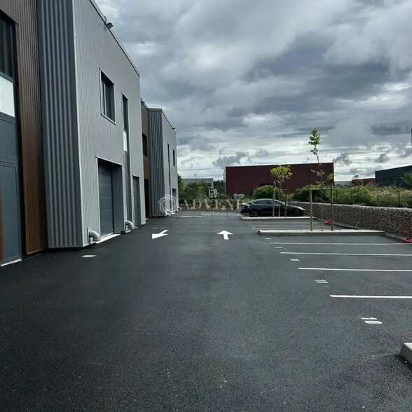 Local d'activités dans Vailhauquès à vendre - Photo de l’immeuble – Image 3 sur 6