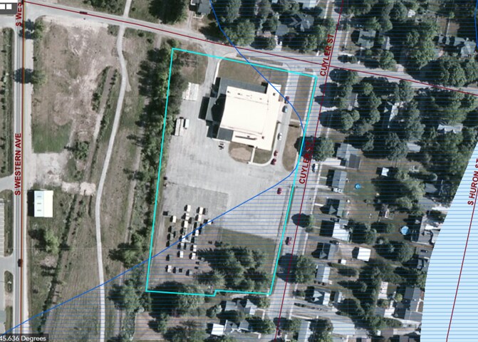 610 Cuyler St, Cheboygan, MI à vendre - Photo de l’immeuble – Image 1 sur 17