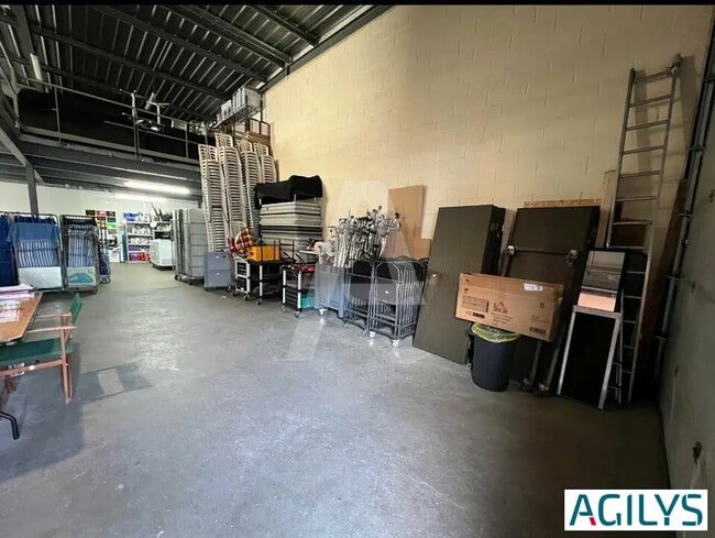 Plus de détails pour Local d’activités à vendre