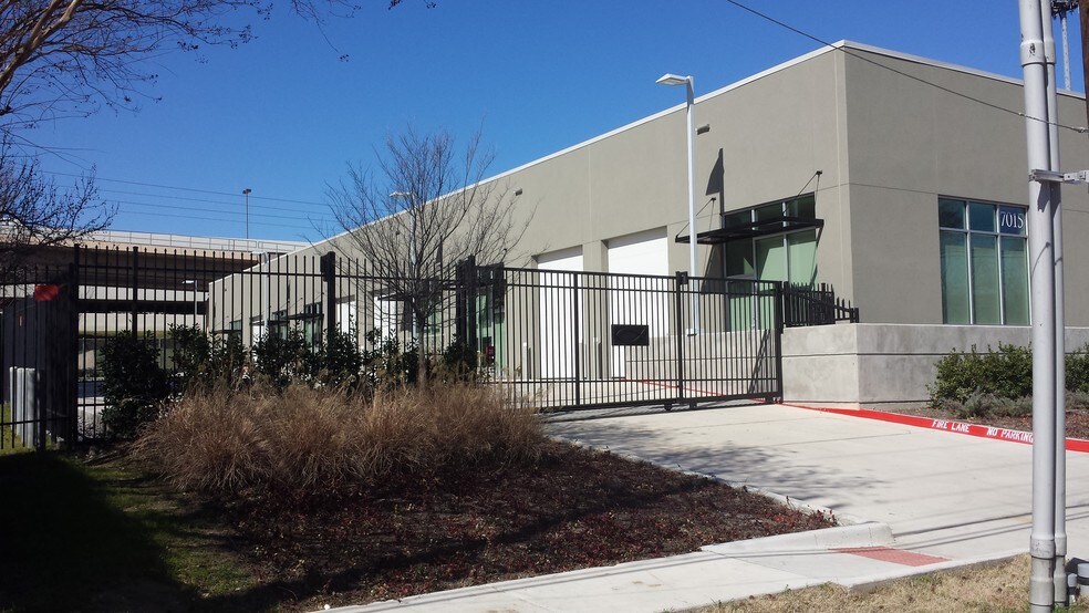 7015 Twin Hills Ave, Dallas, TX à louer - Photo de l’immeuble – Image 3 sur 8