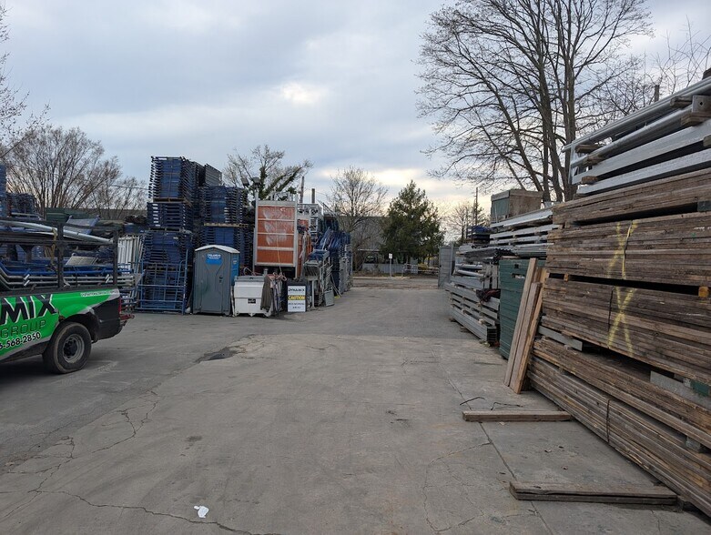 3 Orgill Ave, Bay Shore, NY à louer - Photo de l’immeuble – Image 3 sur 8