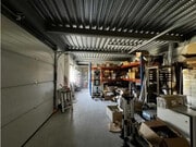 Espace intérieur bien éclairé et fonctionnel, idéal pour vos projets.