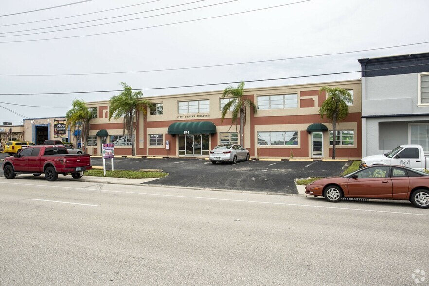 944 Country Club Blvd, Cape Coral, FL à louer - Photo de l’immeuble – Image 1 sur 18