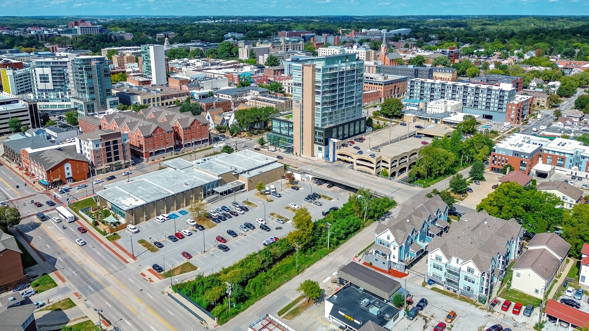 404 E College St, Iowa City, IA à vendre Photo de l’immeuble– Image 1 sur 7