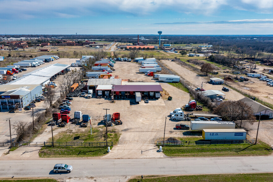 305 W Simonds Rd, Seagoville, TX à louer - Photo de l’immeuble – Image 3 sur 16