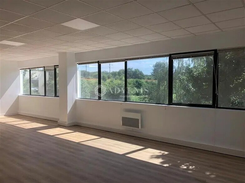 Bureau dans Poissy à louer - Photo de l’immeuble – Image 3 sur 4