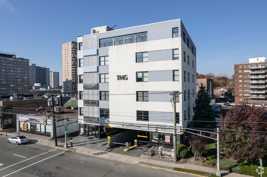 2175 Lemoine Ave, Fort Lee, NJ à louer - Photo de l’immeuble – Image 2 sur 7