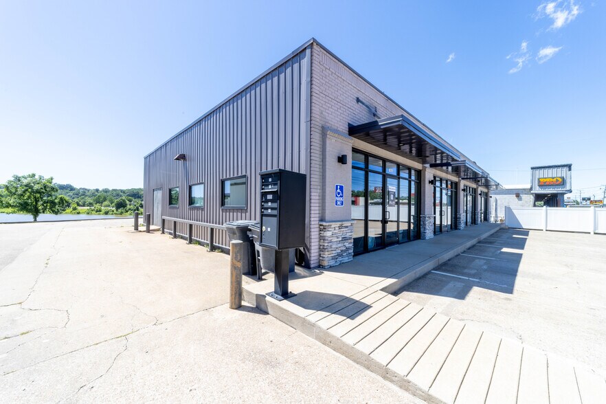 1064 S Riverside Dr, Clarksville, TN à louer - Photo de l’immeuble – Image 2 sur 9