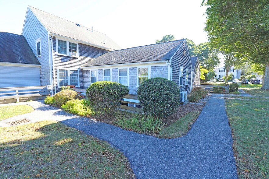 316 Gifford St, Falmouth, MA à louer - Photo de l’immeuble – Image 2 sur 12