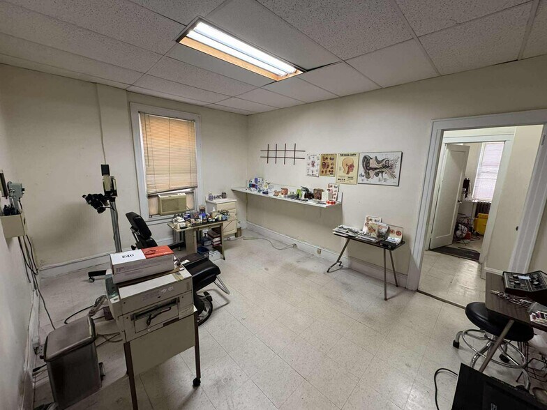 3066 35th St, Astoria, NY à louer - Photo de l’immeuble – Image 1 sur 11
