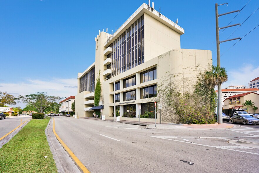 747 Ponce de Leon Blvd, Coral Gables, FL à louer - Photo de l’immeuble – Image 3 sur 11